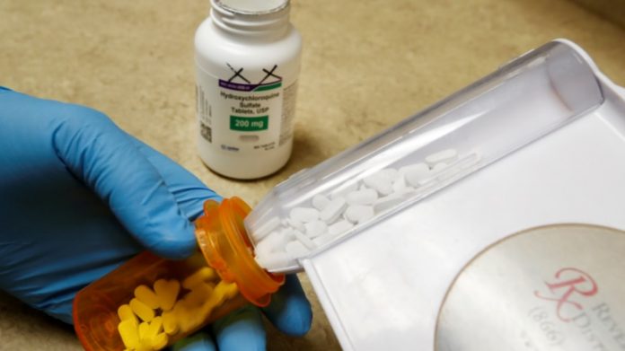 <pre>डब्लूएचओ हाइड्रॉक्सीक्लोरोक्वीन को रोकता है, मौतों को कम करने में विफलता के बाद कोविद परीक्षणों में एचआईवी ड्रग्स
